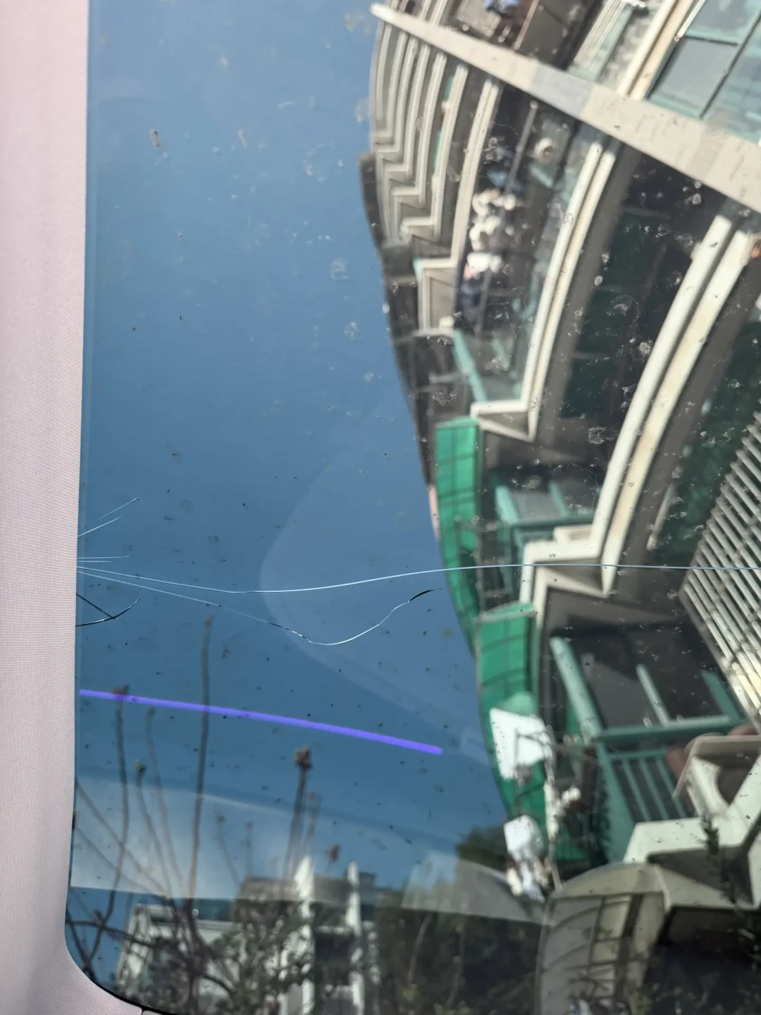 餐刀扎进车顶、维修单超10万：嫌疑人还没找到，广州奥迪这起立案，把车停楼下的人先算清三笔账