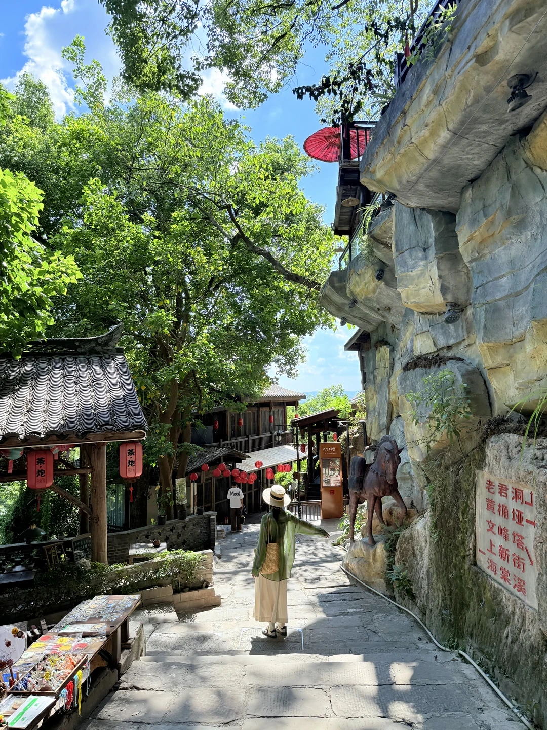 年轻人的“每周一山”玩明白了,第三周膝盖先疼了:护膝先别买,这三笔账算完再进山