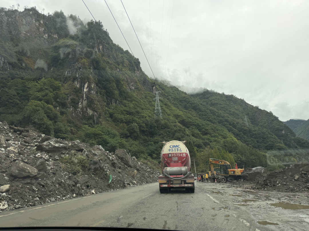 双节跑山前，先确认山还开不开：四份官方封闭通告都卡在假期上，通告写的9月20号不是复通日