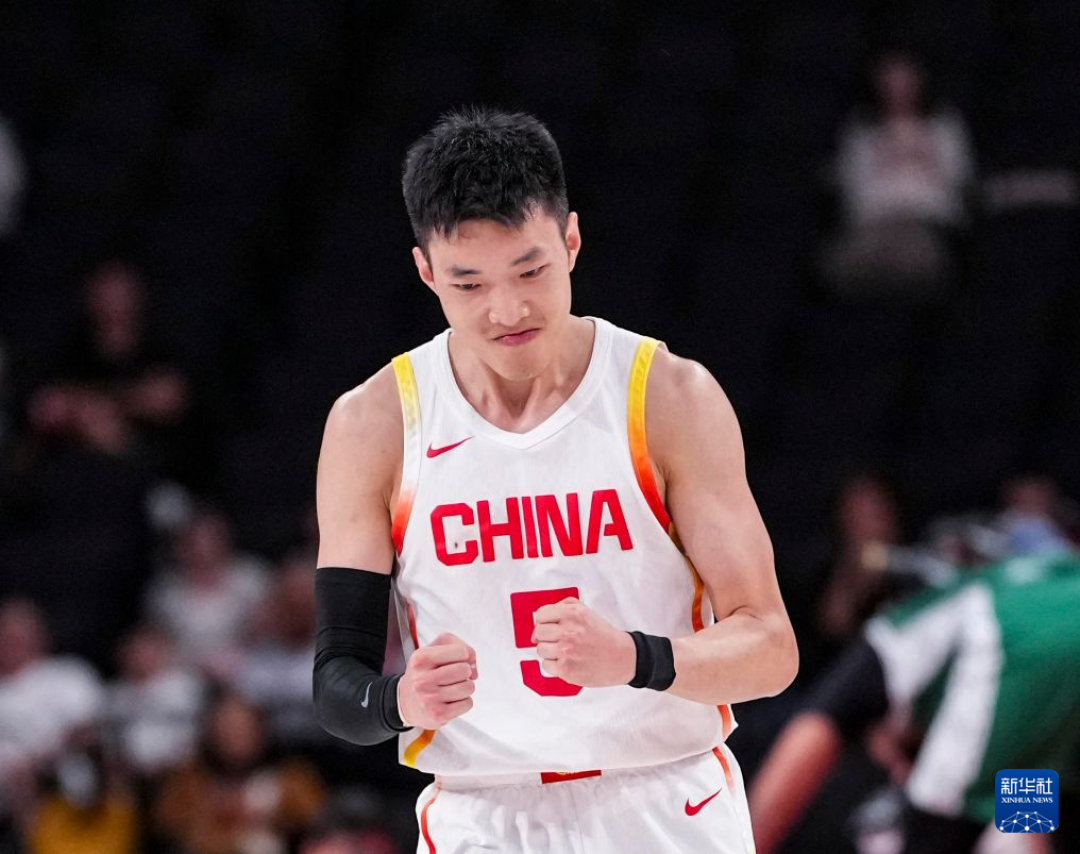 胡明轩官宣当亚运旗手，全网把易建联翻出来：两本旗手账我逐条核完，他扛过1次、错过2次