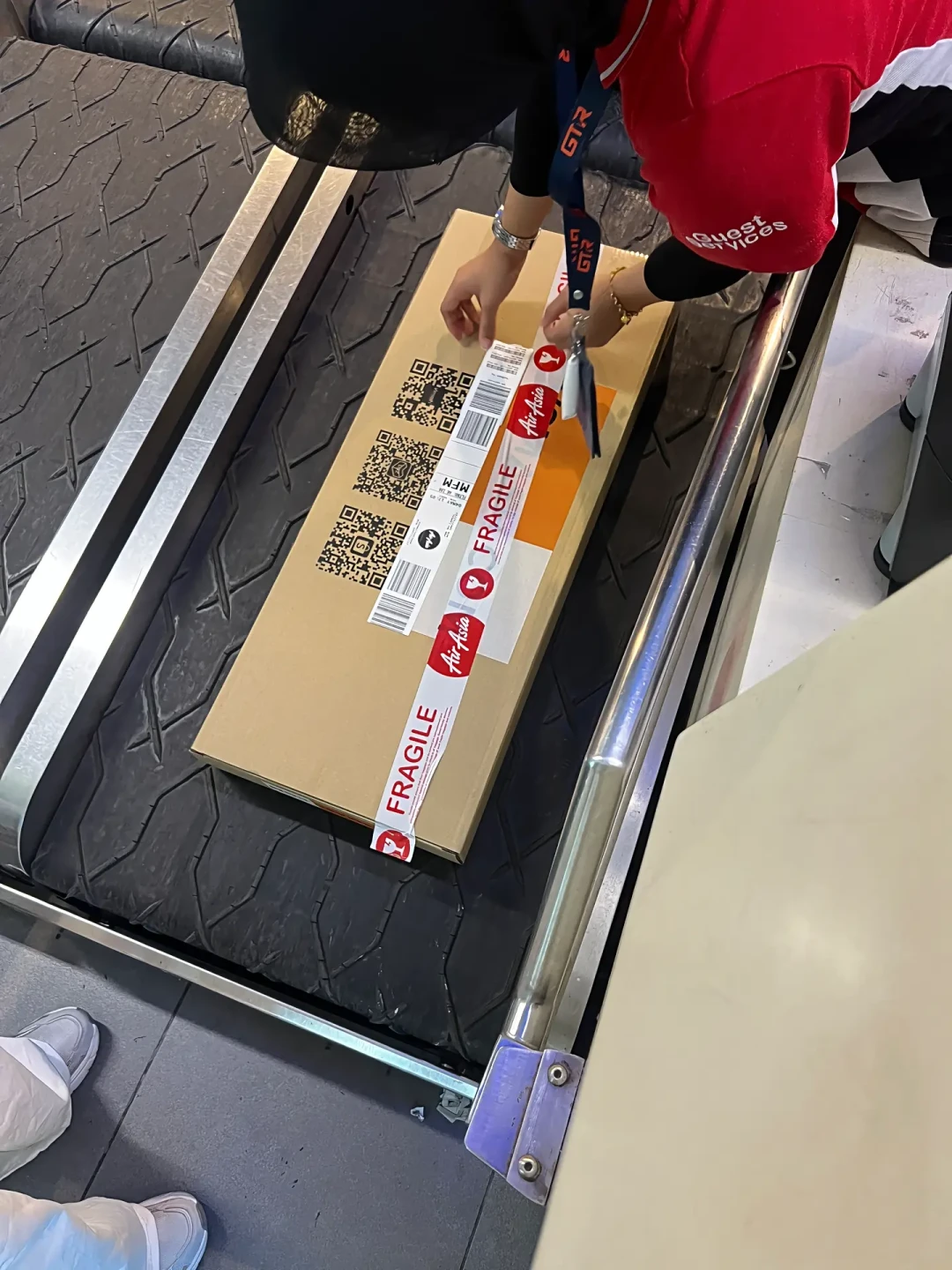 8支球拍被拦在登机口:国羽刚在名古屋被困6小时,带YONEX上飞机这笔账,十一出门前先对完