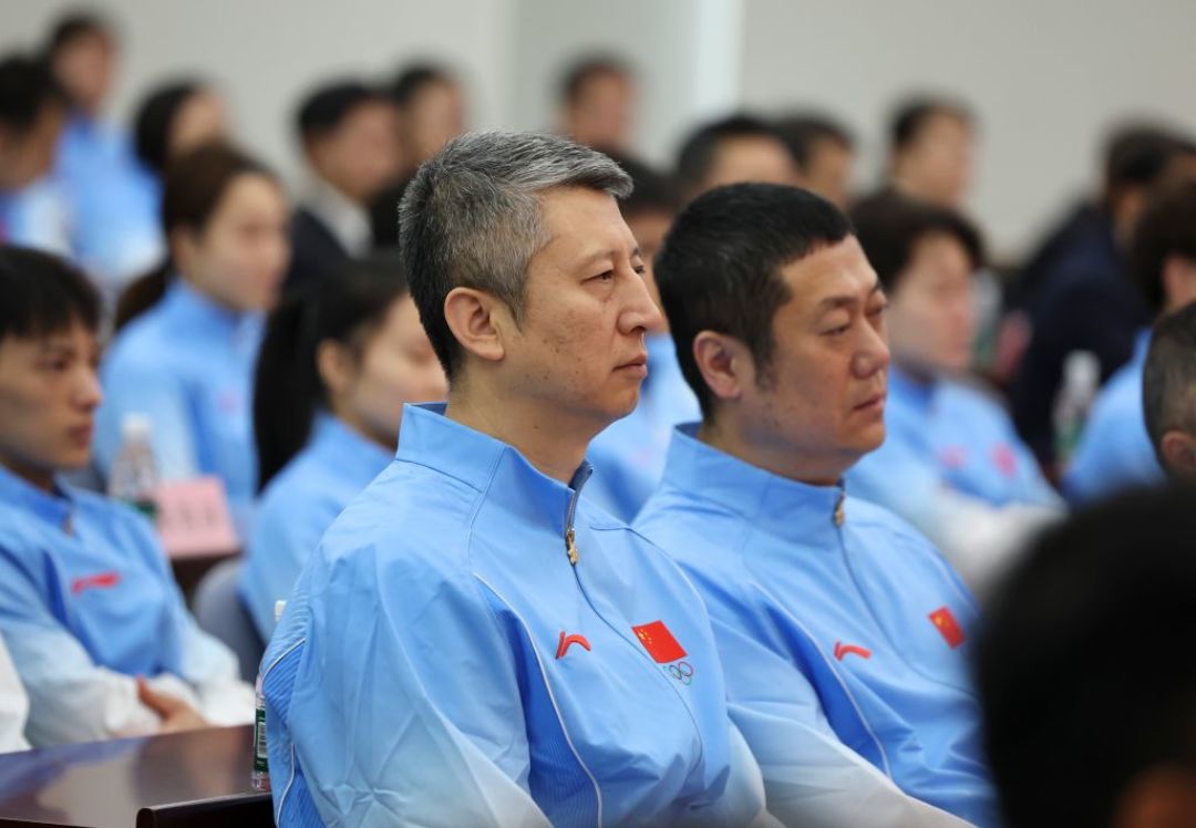 胡明轩官宣当亚运旗手，全网把易建联翻出来：两本旗手账我逐条核完，他扛过1次、错过2次