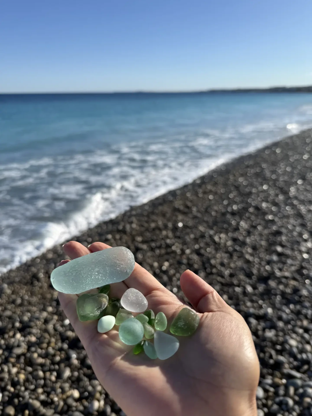 9月的海滩正把碎瓶子泡成