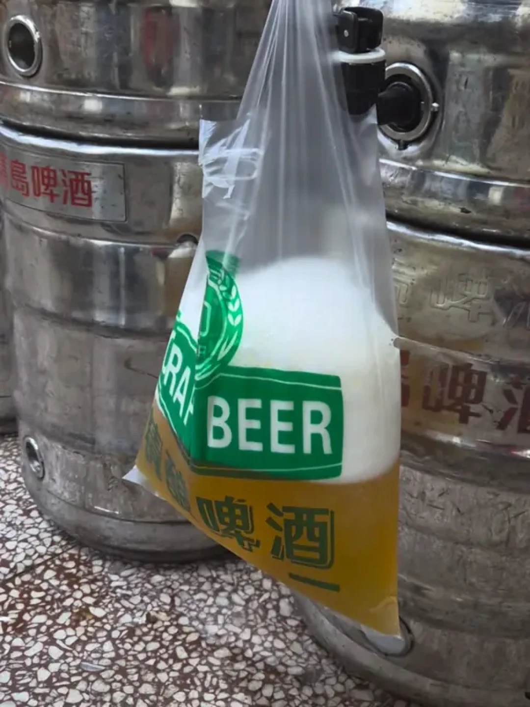散啤3块5和20块一斤,差的可能不是酒:国庆去青岛哈啤酒前,先把价目表和带回家的口径对完