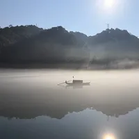 旅发大会刚闭幕、国庆头两天民宿已满:双节去东江湖追雾前,先把观雾窗口、80元门票和撒网场次算一遍