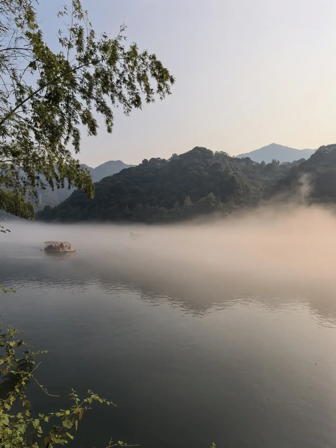 旅发大会刚闭幕、国庆头两天民宿已满:双节去东江湖追雾前,先把观雾窗口、80元门票和撒网场次算一遍