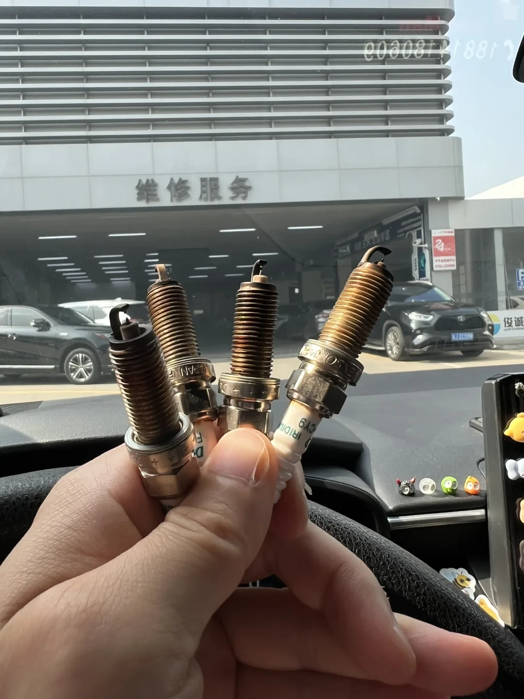 「电装火花塞一直被质疑」我把车主群晒过的拆检记录全翻完了:同一品牌能跑31万公里、也能7万公里缺缸,先搞清你车上那颗是什么材质,再看间隙,