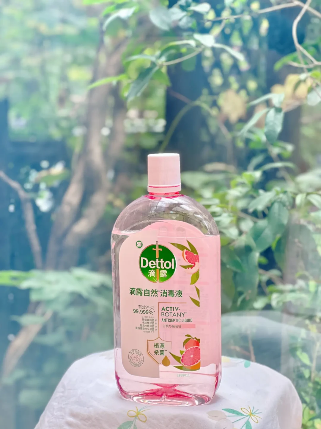 秋雨里阴干的衣服发馊?别急着下单留香珠,更别塞微波炉:先分清轻臭还是老臭,再决定重洗快干、浸泡还是上70度高温