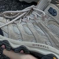 萨洛蒙和迈乐，吵反了：一个说"迈乐底硬"，一个说"萨洛蒙底硬"，翻完135条评论发现俩人压根没比同一双鞋