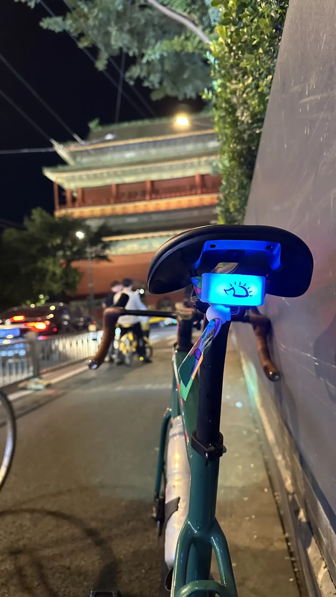 夜骑新手买第一盏灯：别追流明，对面骑友的骂声和17元到600元的账，我摆在一张桌上