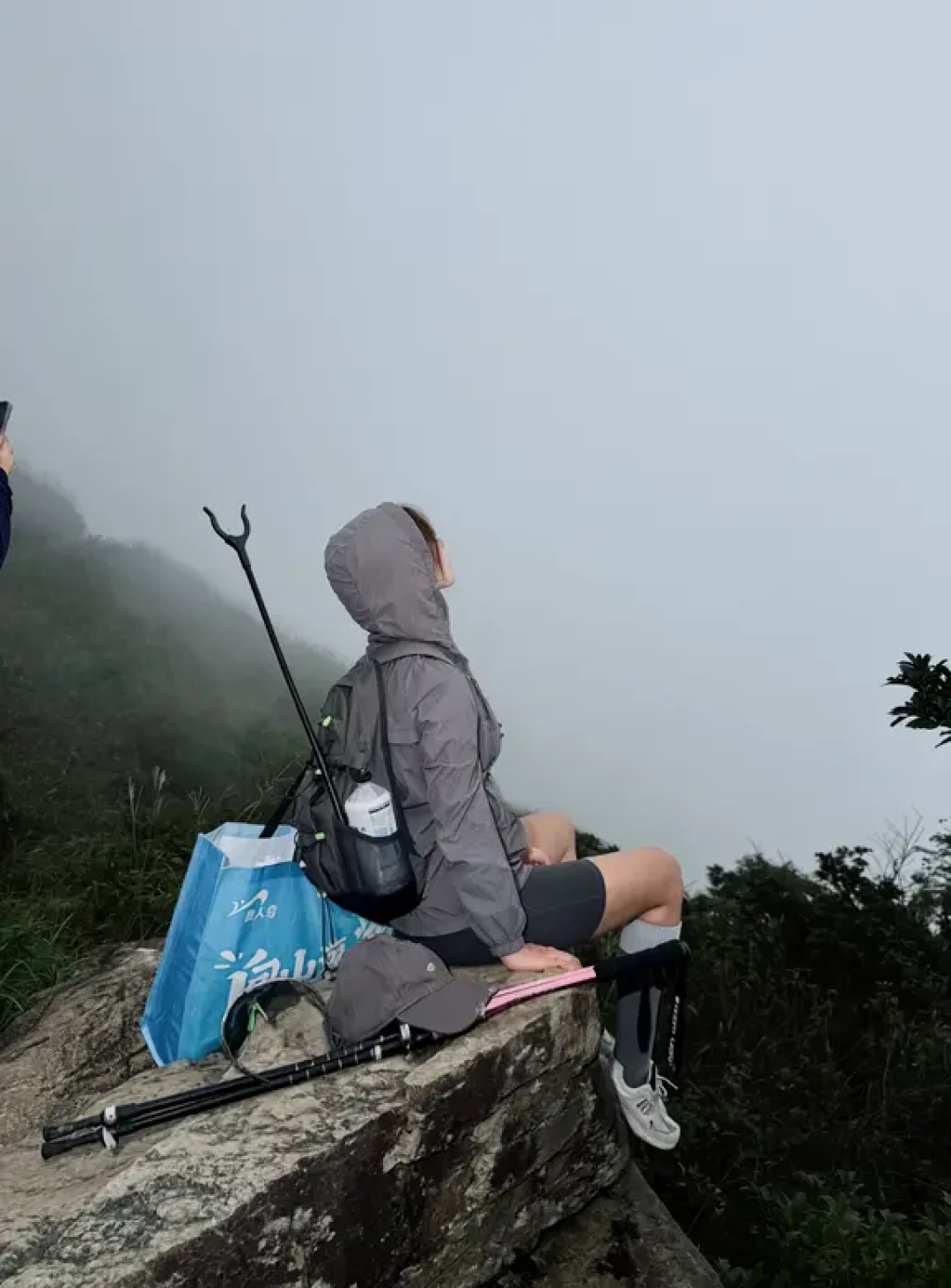 龙虎山把30岁叫“老人”、免费登山杖发完了：两周6个提问卡在“拿它像拐杖”的人，到底在纠结什么
