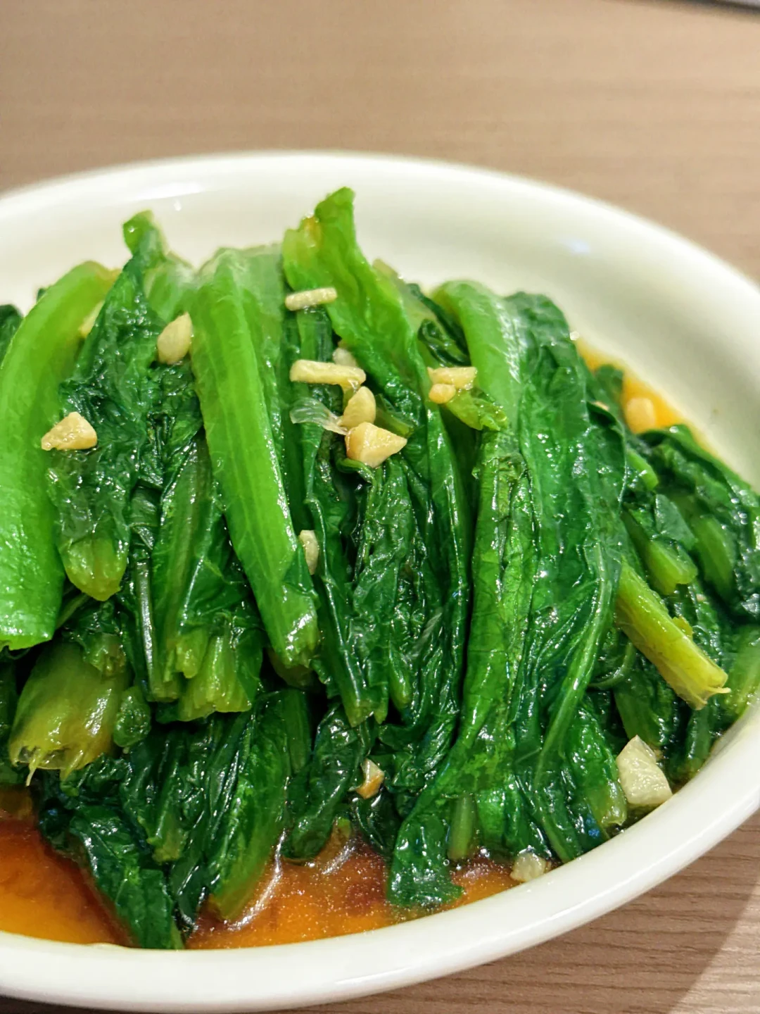 炒青菜要不要先焯水?两周8道新题吵出三个门派,对完四锅测温数据和4.2kW到12kW的火力差,站哪派取决于你家灶台