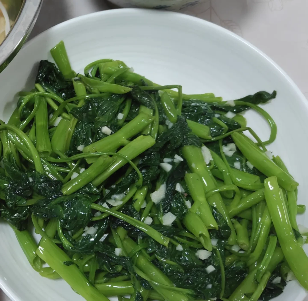 炒青菜要不要先焯水?两周8道新题吵出三个门派,对完四锅测温数据和4.2kW到12kW的火力差,站哪派取决于你家灶台