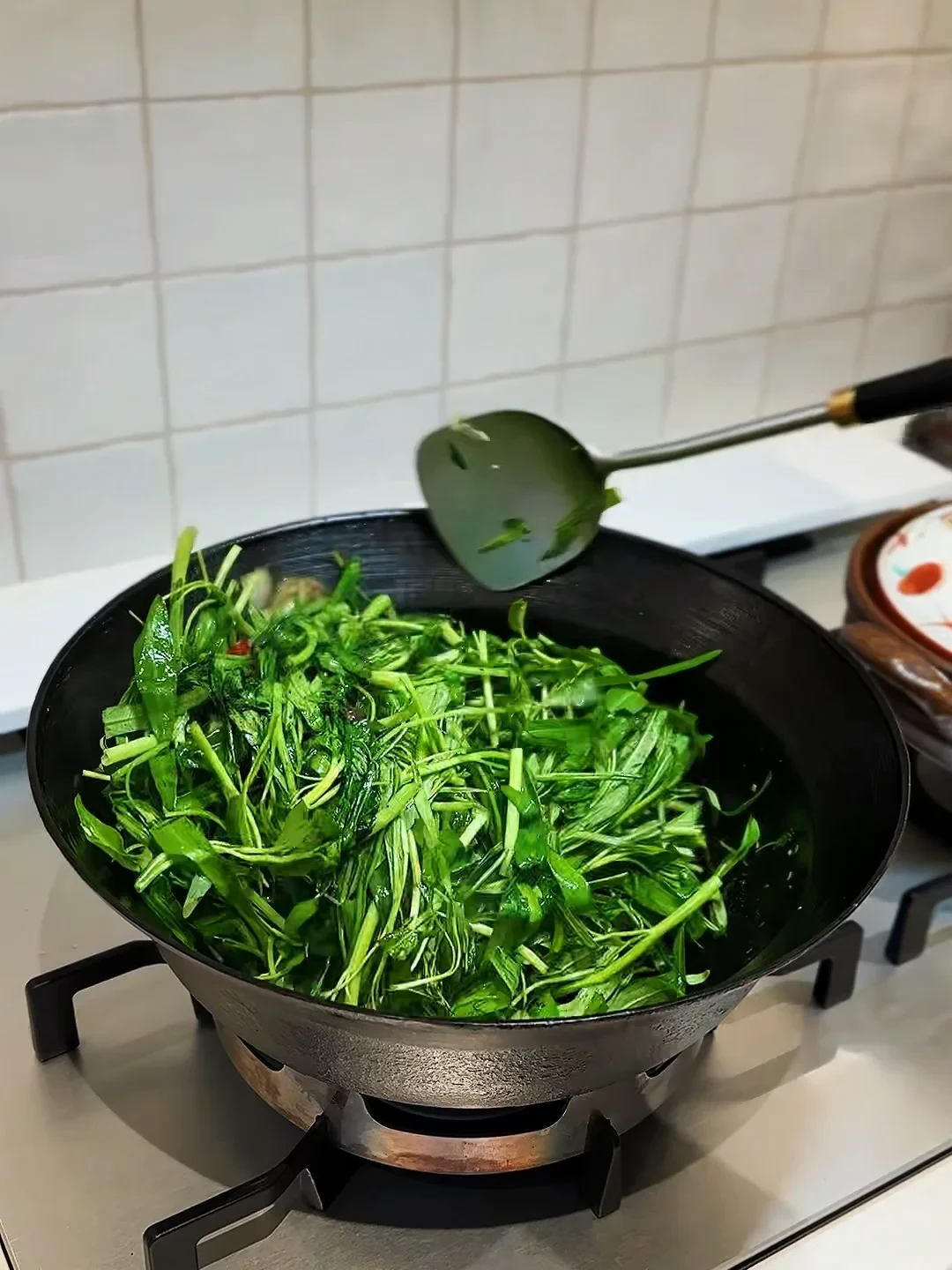 炒青菜要不要先焯水?两周8道新题吵出三个门派,对完四锅测温数据和4.2kW到12kW的火力差,站哪派取决于你家灶台