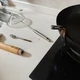 别急着愁粘锅，先拧一下手柄：对完8个品牌17条