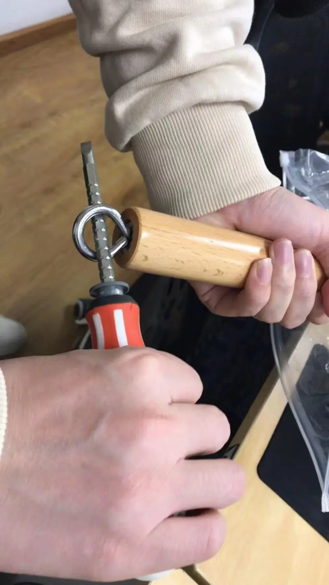 别急着愁粘锅，先拧一下手柄：对完8个品牌17条
