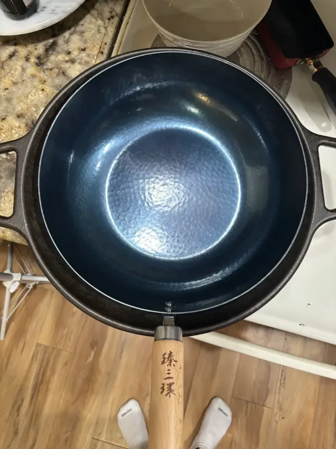 别急着愁粘锅，先拧一下手柄：对完8个品牌17条