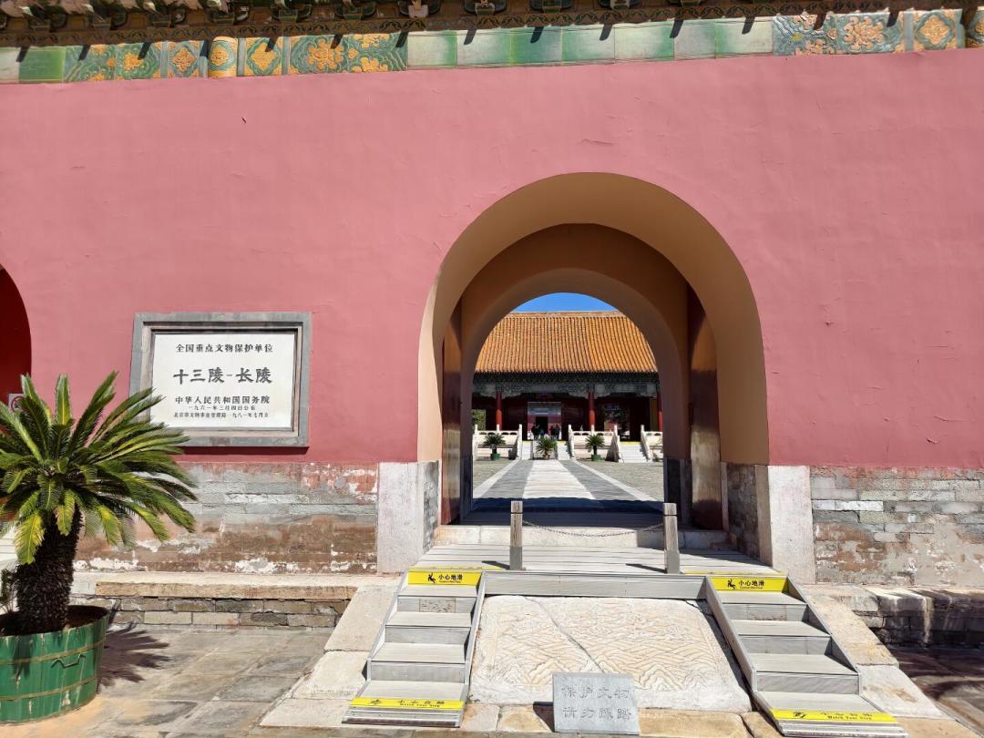 明孝陵开年以来天天有人磕头:第一批读完《明朝那些事儿》的人,已经把国庆行程排到了坟前