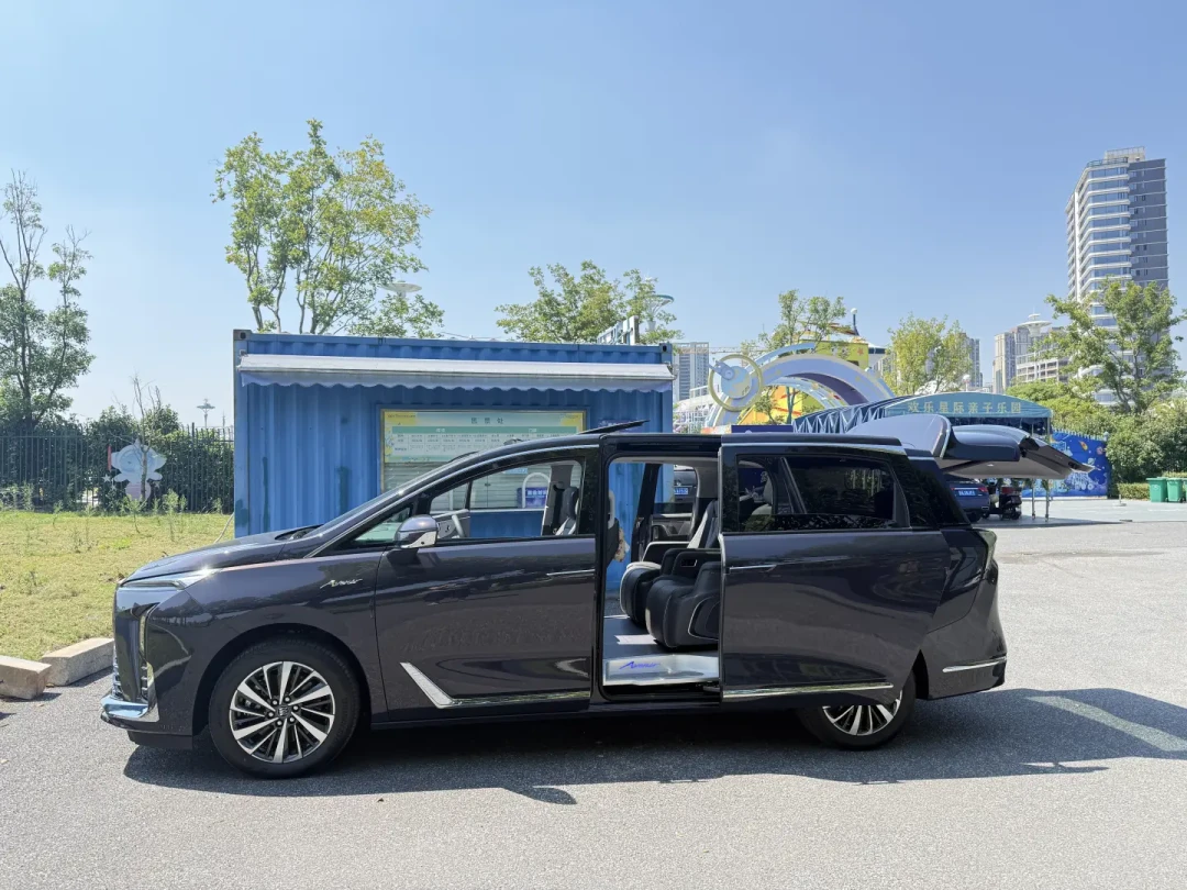 别克金九150亿砍得最深的是GL8陆尊:但这5.5万权益8月26号就有了,交定金前先弄清构成、门槛和“哪个陆尊”