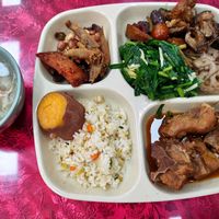 午饭涨到42块：魏家+20%、外卖+0.8元、桶面5元——2026工作餐「通胀」三本账，我给你算完了
