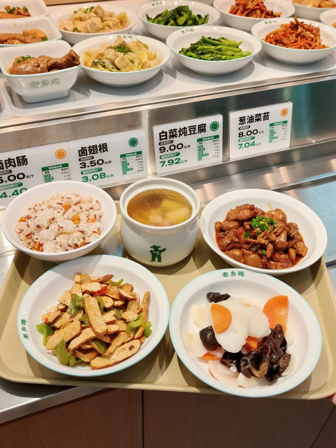 午饭涨到42块：魏家+20%、外卖+0.8元、桶面5元——2026工作餐「通胀」三本账，我给你算完了