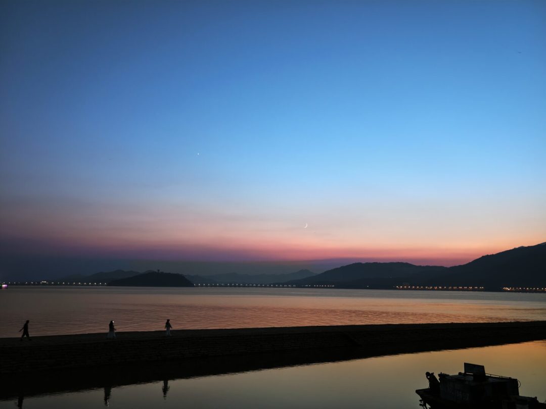 草是真的，水是野的：今年鄱阳湖枯水迟到了38天，刚露头又被台风