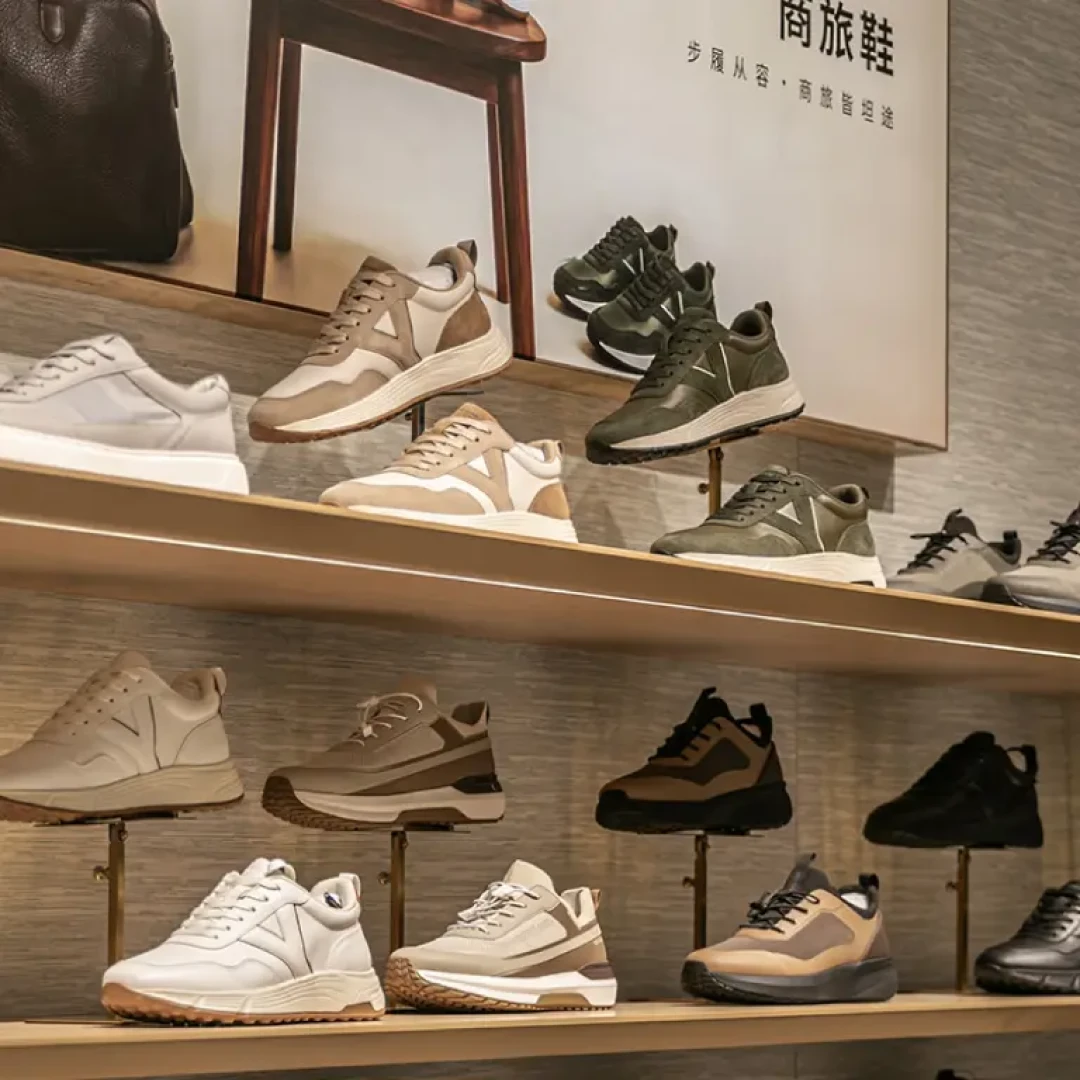 银行发的行服是雅戈尔,但柜台上没有这张价目表