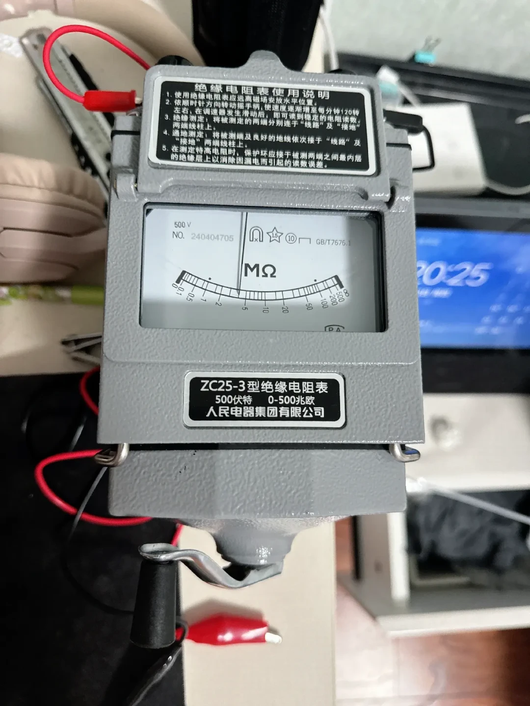 老房子跳闸先别急着砸墙:#施启新程 换新季刷屏这天,我把十来篇增容帖、闸刀更换单和1136元空开账单摞成了三本账