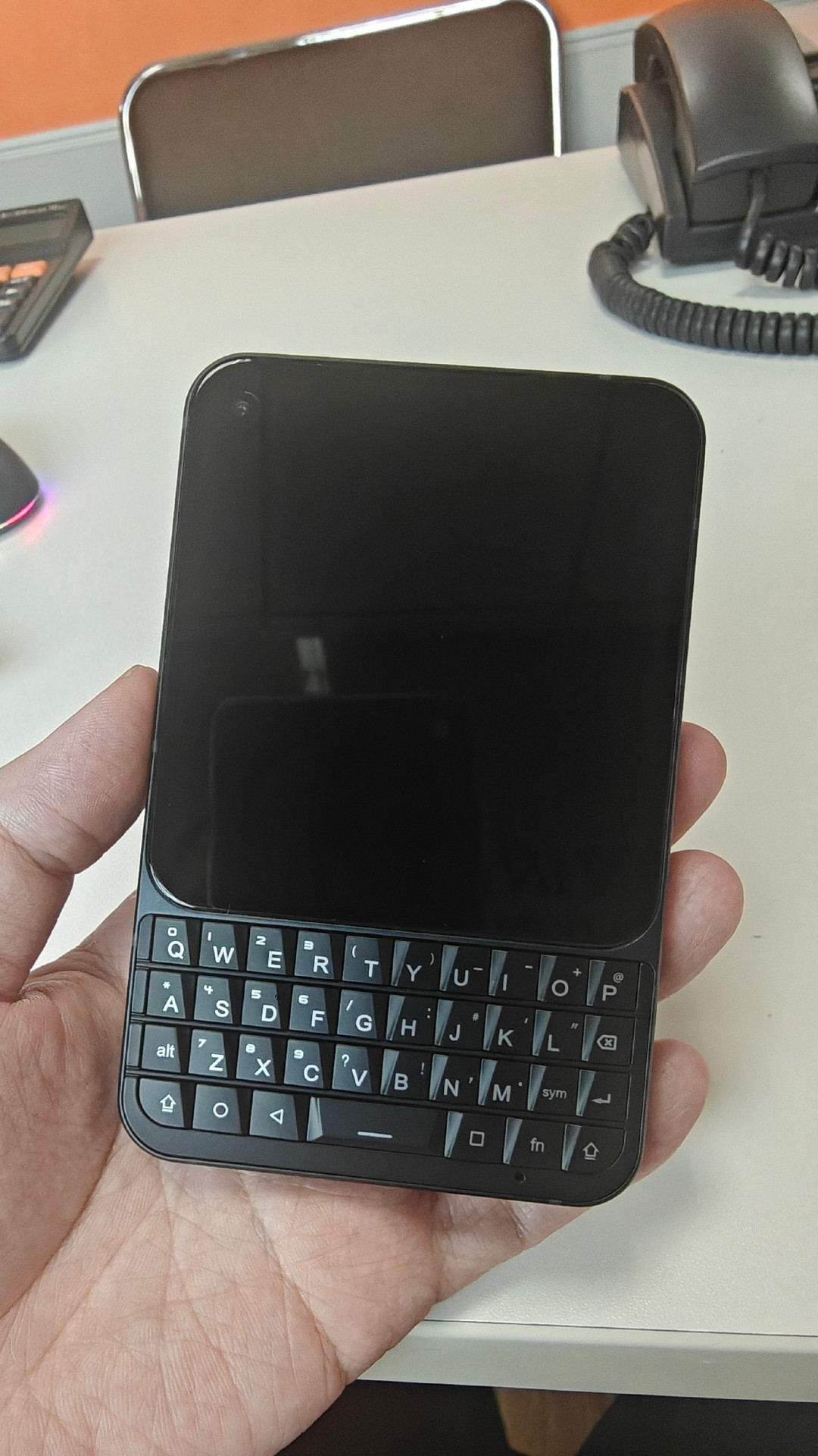 iPhone Duo让十年前的Passport又刷了一波存在感,二手老黑莓也跟着卖出情怀价:入坑