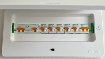 电工递来一张施耐德单子：旗舰店报2190，别人全屋880——摞完十几条晒价帖，R9这道选择题只剩三笔账