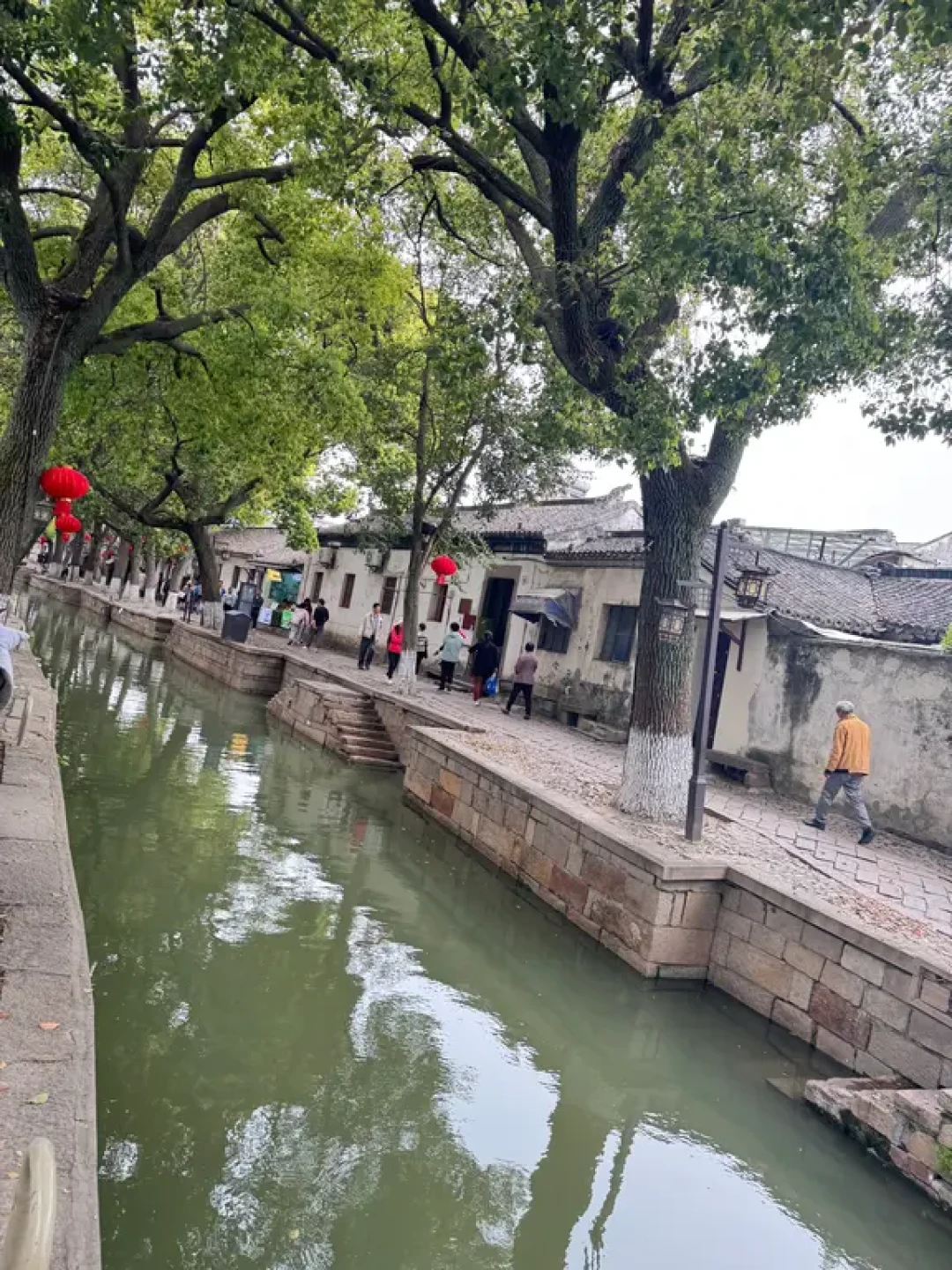 中秋前的禅意出行,先对三本账:亏10亿的仿古城、120元的空场夜游票,和被1万收藏的0元古寺