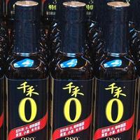 「零添加」三个字，在包装上只剩最后半年保质期：2027年3月起按生产日期一刀切，千禾海天都在换装——但接棒的「清洁标签」眼下还各说各话