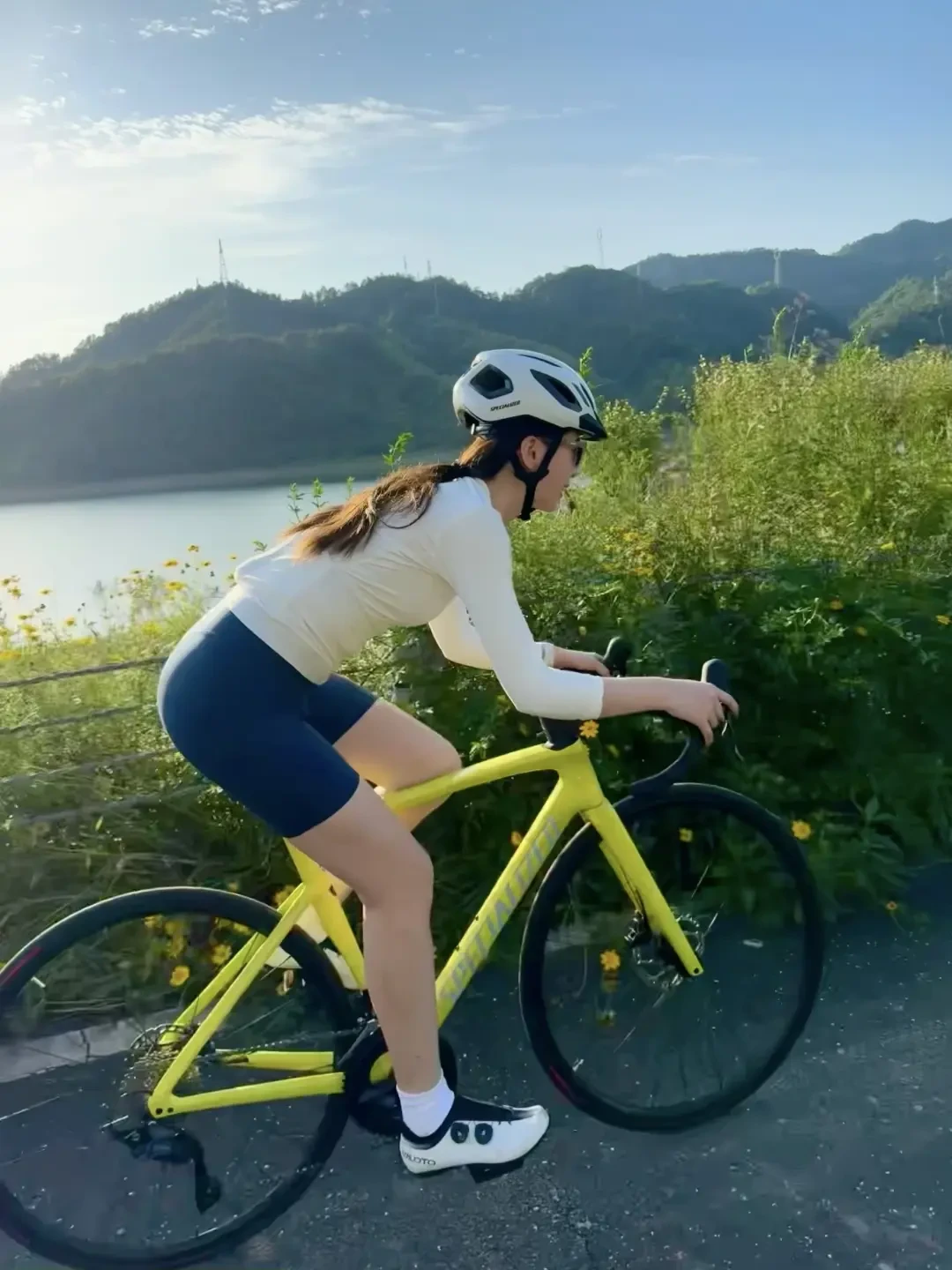 国庆前9天还没约到搭子,敢不敢一个人骑?我把全网真实独骑复盘核对成一张决策表:solo怕的不是荒野,是爆胎