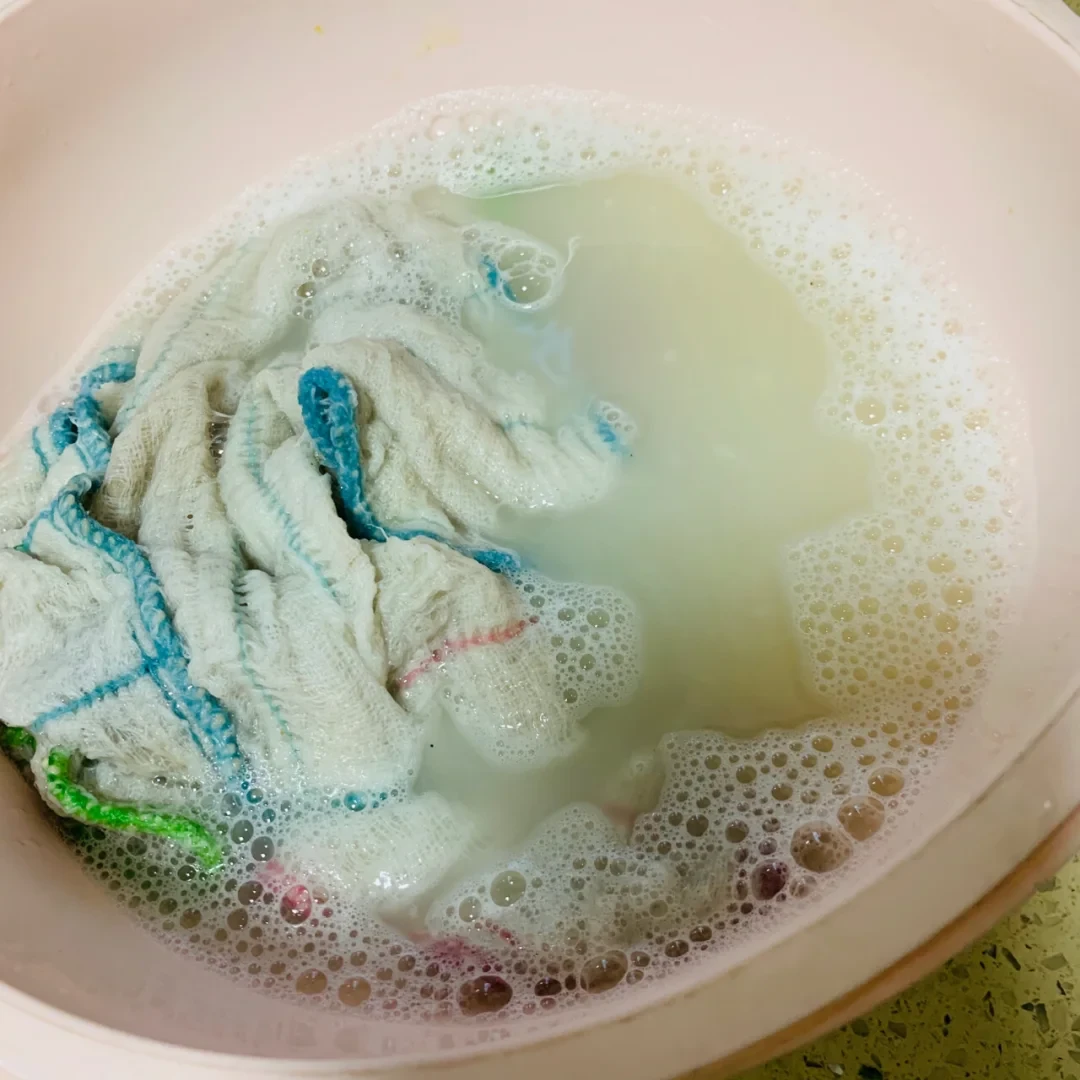 抹布用两天就发臭?别急着下锅煮碱水,更别抄「微波炉转两分钟」:先分清油腻臭还是酸馊臭,再决定水煮、热水泡、氧漂还是干脆换新的