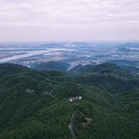 跑山约到国庆前，「妻子该不该支持」吵上机车圈热帖：我翻完50起事故台账、561条评论和两版官方口径，把秋天跑山算成三笔账