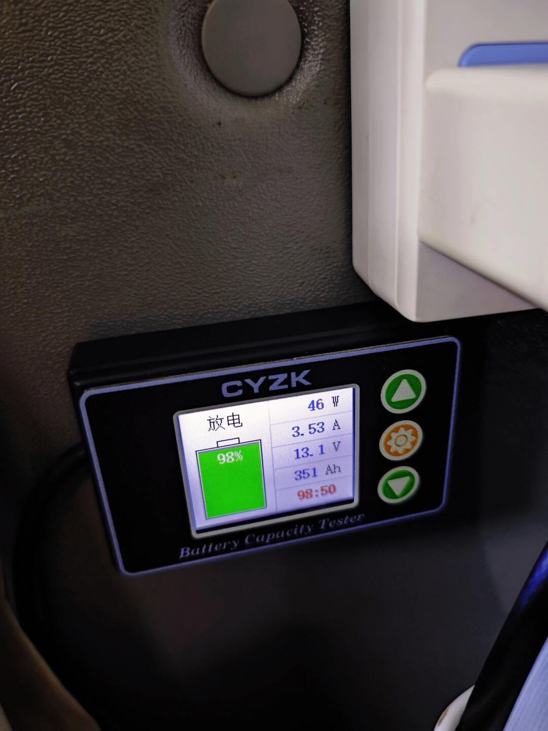 油车床车为电分四派:户外电源一度2千、手搓9.6度落地4千多、一体机满街不报数——国庆出车前,先把每度价摆平,再问一句新国标管不管你