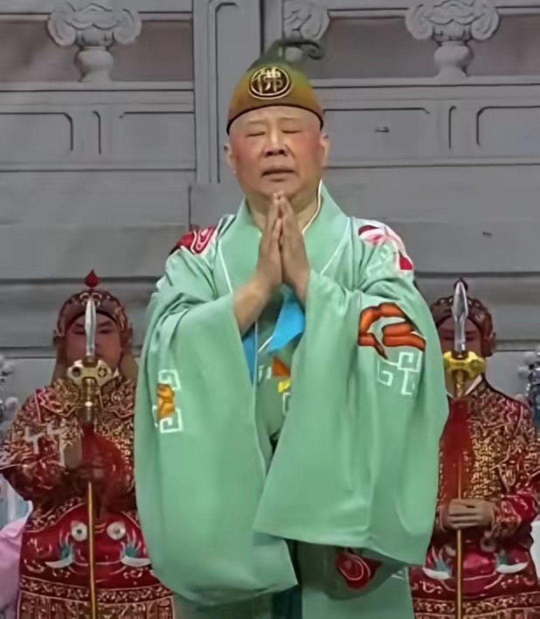 处罚落地第9天:同一首《土琵琶》,郭德纲踩的是执法线,大衣哥踩的是人心线