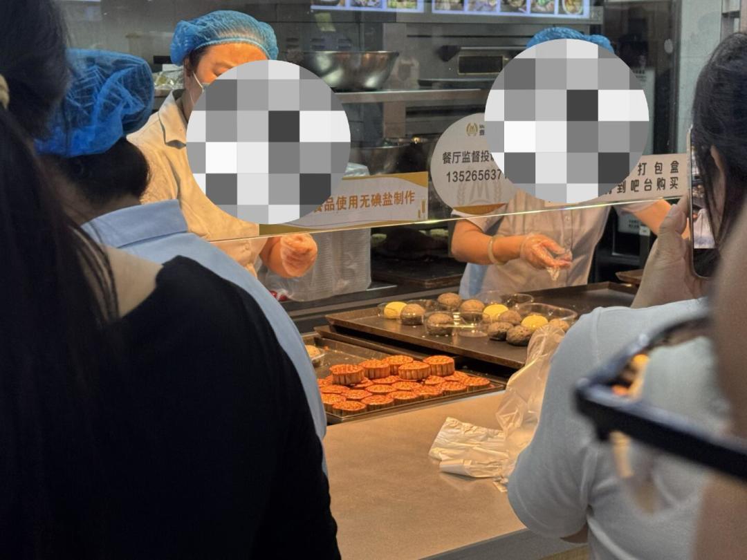 礼盒48元一盒卖不动,医院月饼每天限100个号:今年中秋的月饼,是两个世界