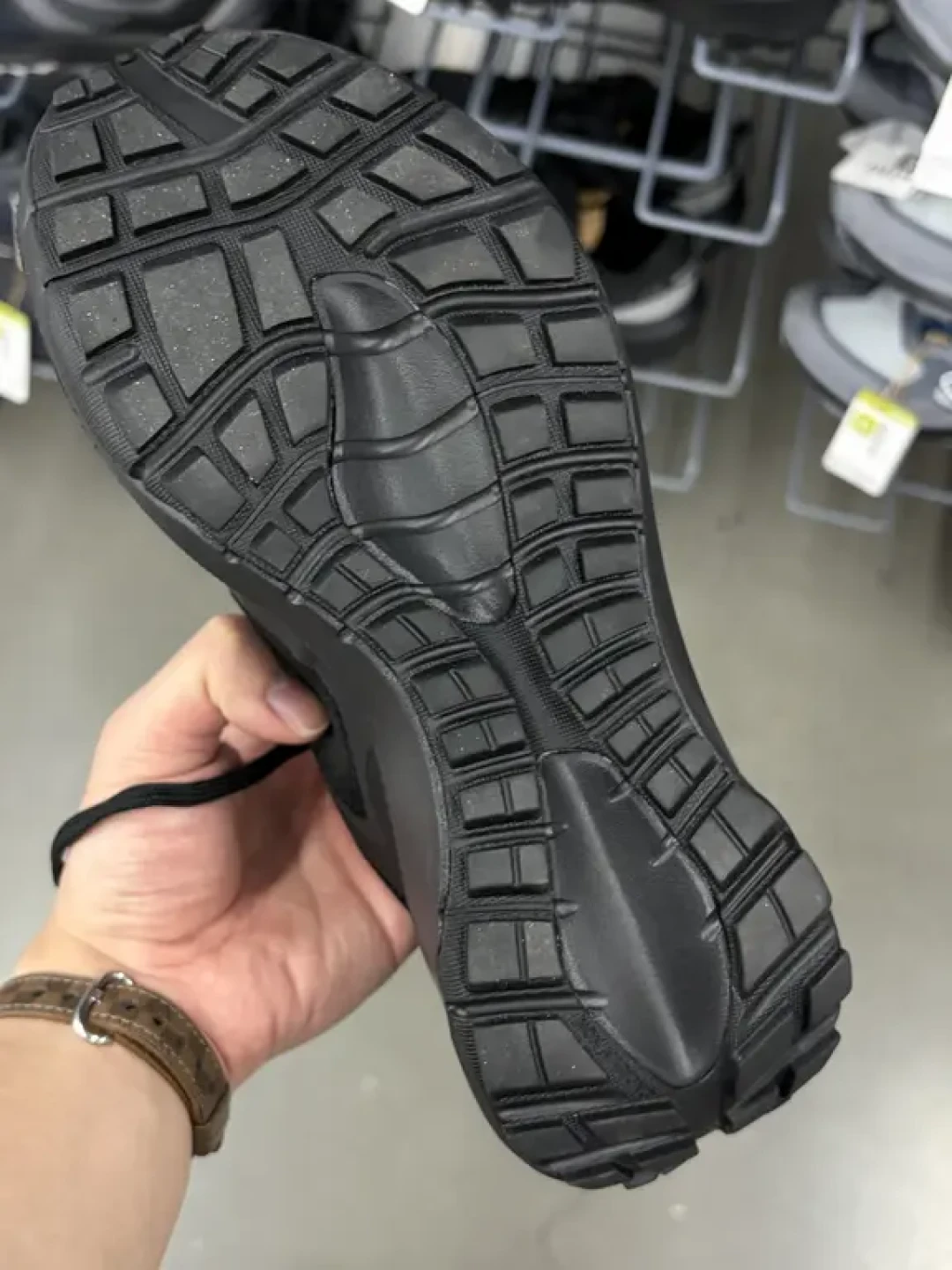 秋天赛季的黄标争议:同一块Vibram大底,凭什么有的抓地有的打滑?