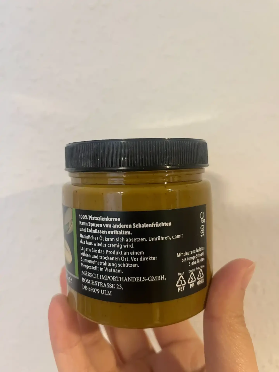 在家做开心果gelato,先把酱的配料表翻过来:29.9元那罐多是糖,翠绿的可能都上了色