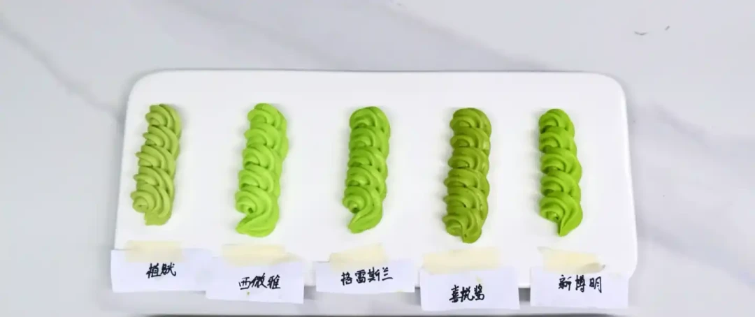 在家做开心果gelato,先把酱的配料表翻过来:29.9元那罐多是糖,翠绿的可能都上了色