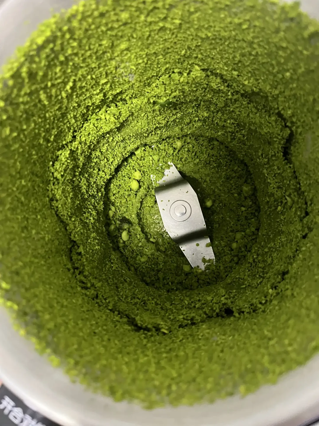 在家做开心果gelato,先把酱的配料表翻过来:29.9元那罐多是糖,翠绿的可能都上了色