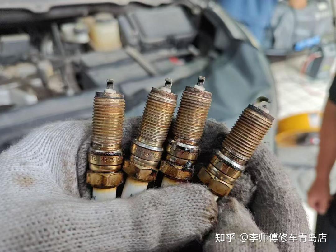 手册说2万必须换,老师傅说10万不用管:双节自驾前,老车火花塞先量间隙、再看线圈