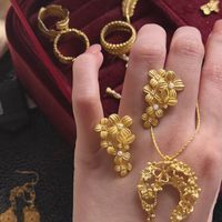 金价一夜跳水100美元、加息尘埃落定：备婚族的三金账——同样50克，品牌柜台约6万5，金条+打金5万出头