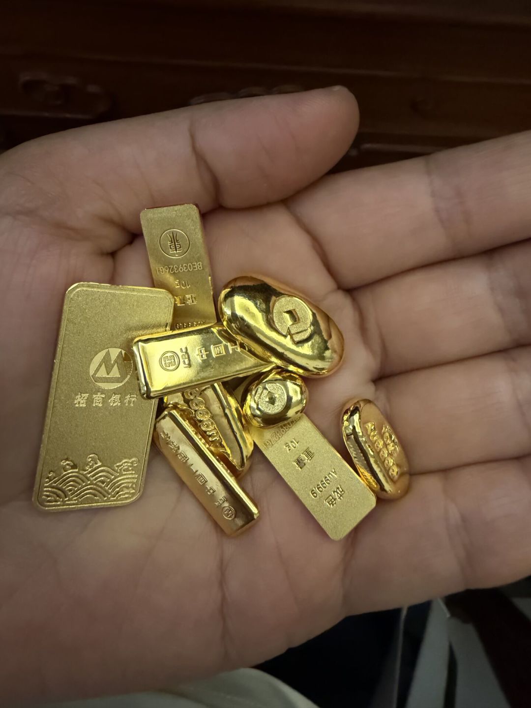 金价一夜跳水100美元、加息尘埃落定：备婚族的三金账——同样50克，品牌柜台约6万5，金条+打金5万出头