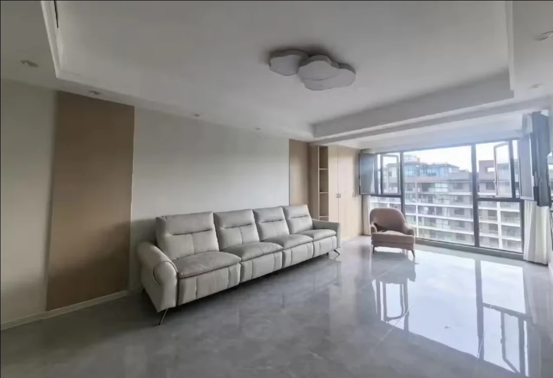两篇对比帖同一晚出现:一个