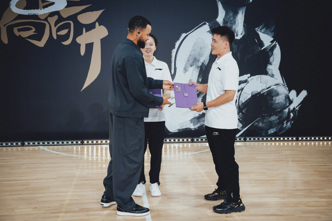 开学第一堂体育课对话库里:库里进校园,传递篮球精神与热爱
