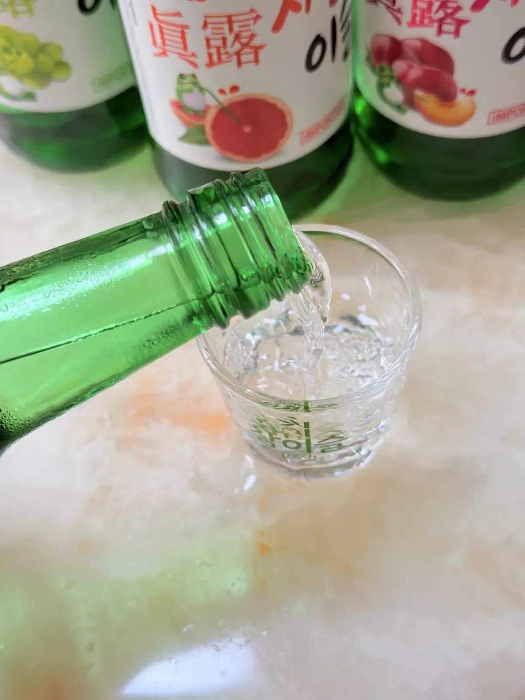 金泰亨的广告牌铺满三城,真露烧酒的评论区却裂成两半:一拨喊「小甜水」、一拨骂「头疼假酒」——度数账、口味账、喝法账、价格账四本我摆齐了