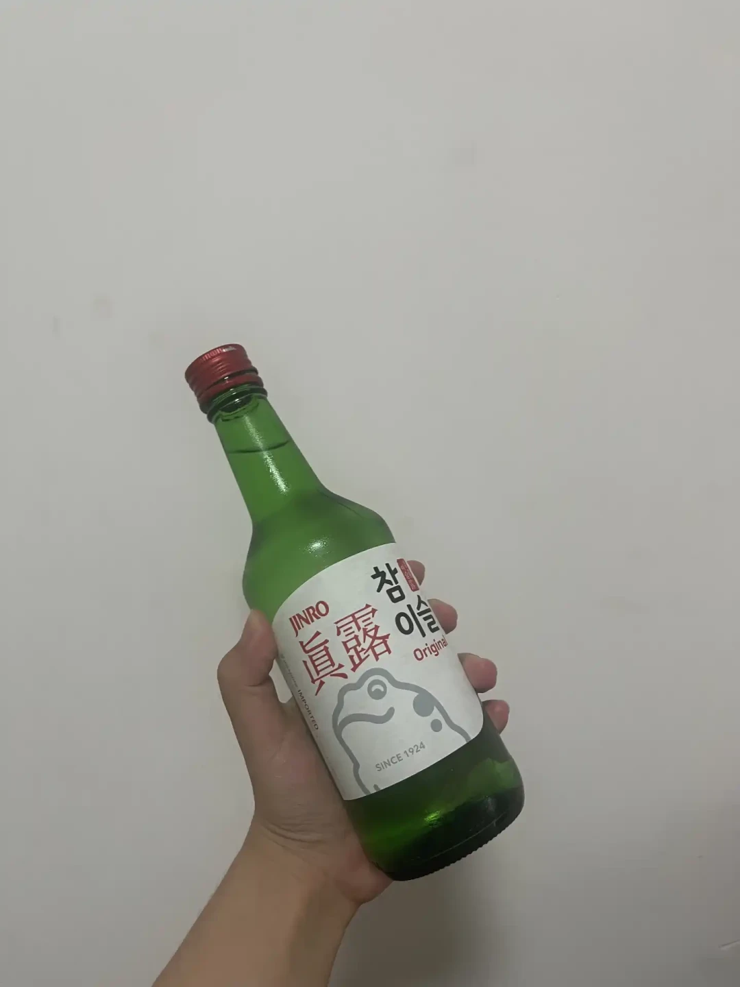 金泰亨的广告牌铺满三城,真露烧酒的评论区却裂成两半:一拨喊「小甜水」、一拨骂「头疼假酒」——度数账、口味账、喝法账、价格账四本我摆齐了