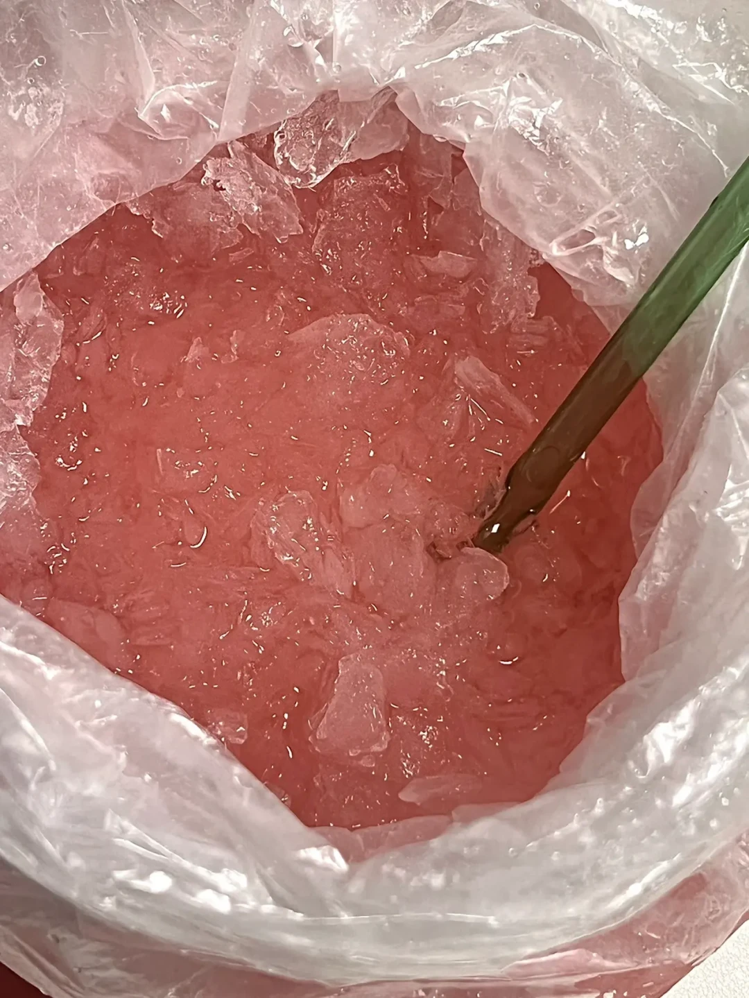 金泰亨的广告牌铺满三城,真露烧酒的评论区却裂成两半:一拨喊「小甜水」、一拨骂「头疼假酒」——度数账、口味账、喝法账、价格账四本我摆齐了